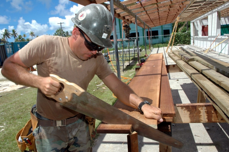 menuisier-LUCERAM-min_worker_construction_building_carpenter_male_job_build_helmet-893290